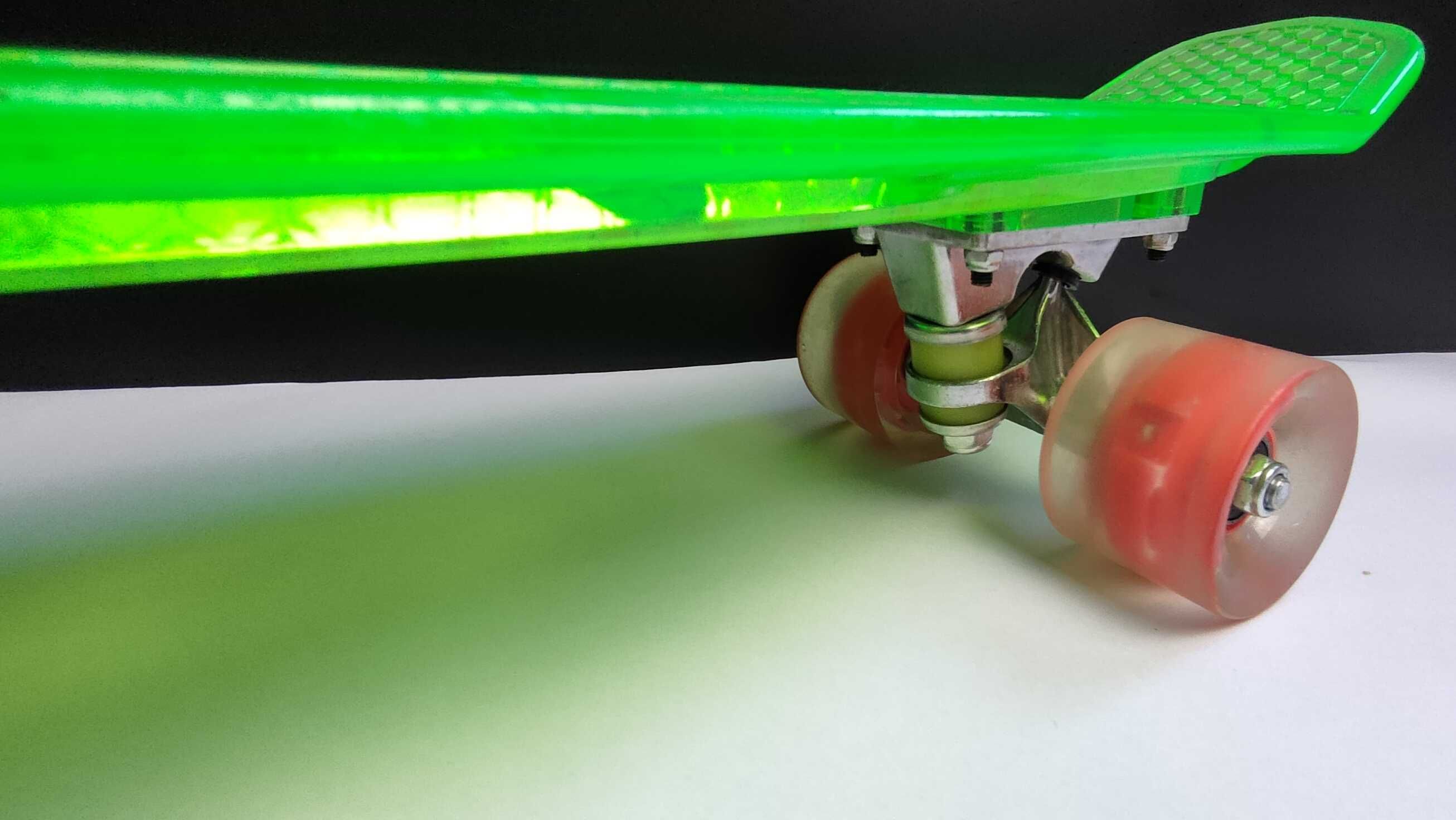 WeSkate, minideskorolka, Koła i deska LED, USB, 55 cm, zielona