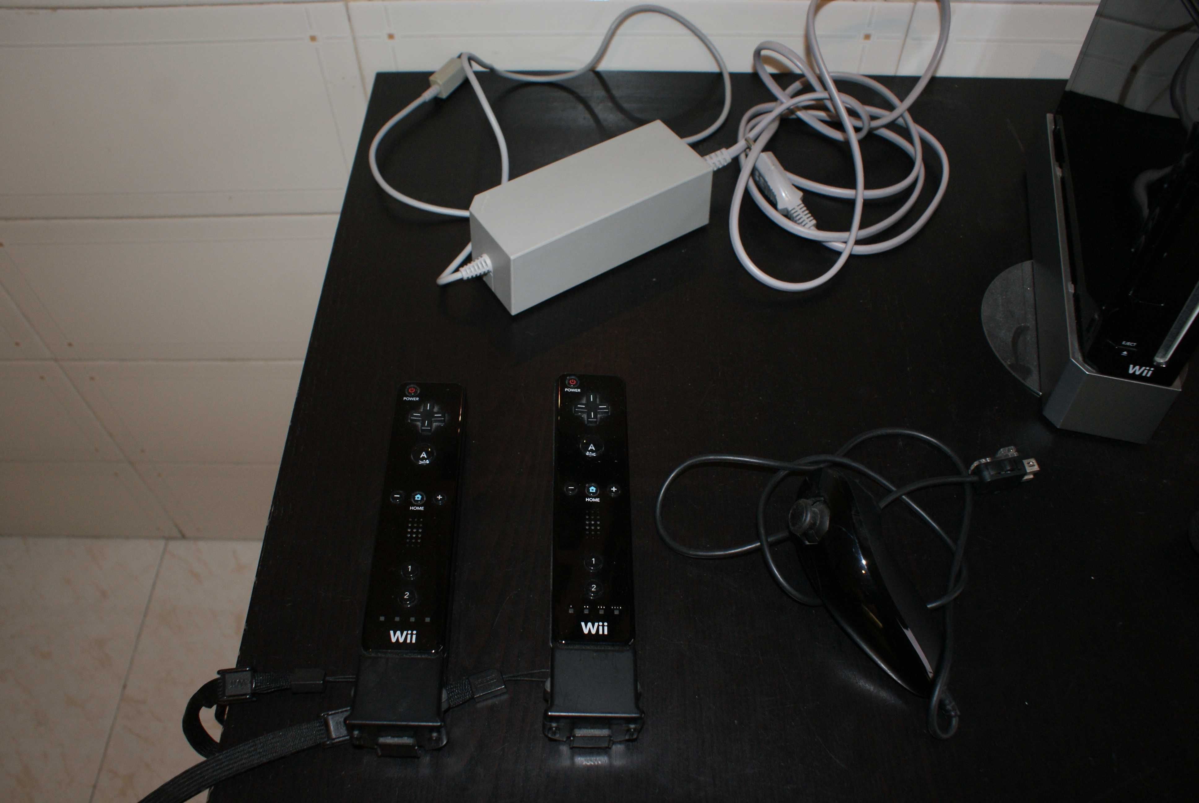 Wii + carregador + 3 comandos com capa + suporte + cabos + acessórios