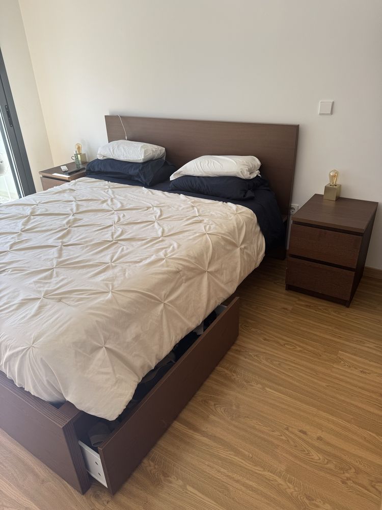 Cama casal e mesas cabeceira