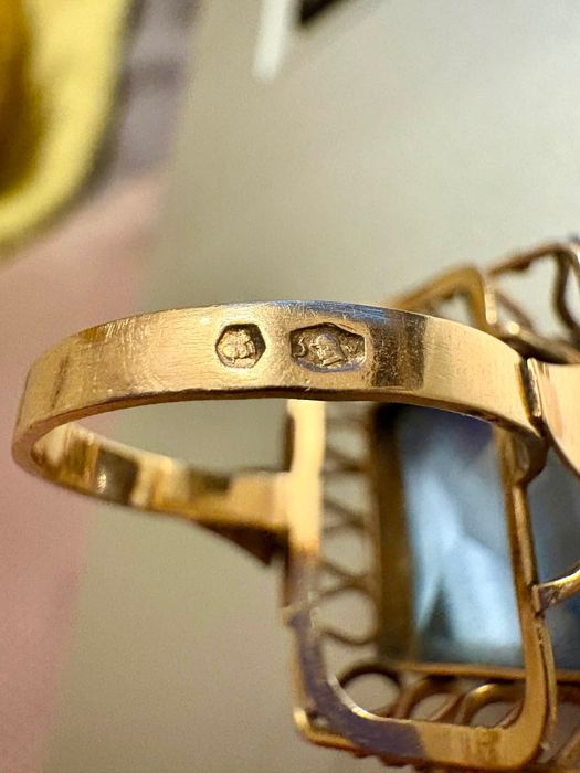 Piękny złoty pierścionek z syntetycznym akwamarynem