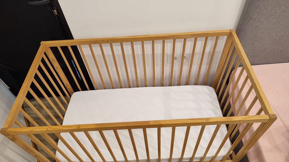 Cama de grades em madeira (Berço de criança mais colchão)