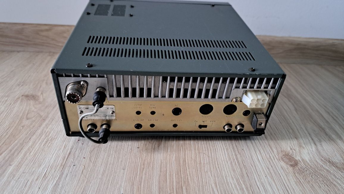 Radiotelefon KF TRX Icom IC-735 stan BDB , fabryczny komplet
