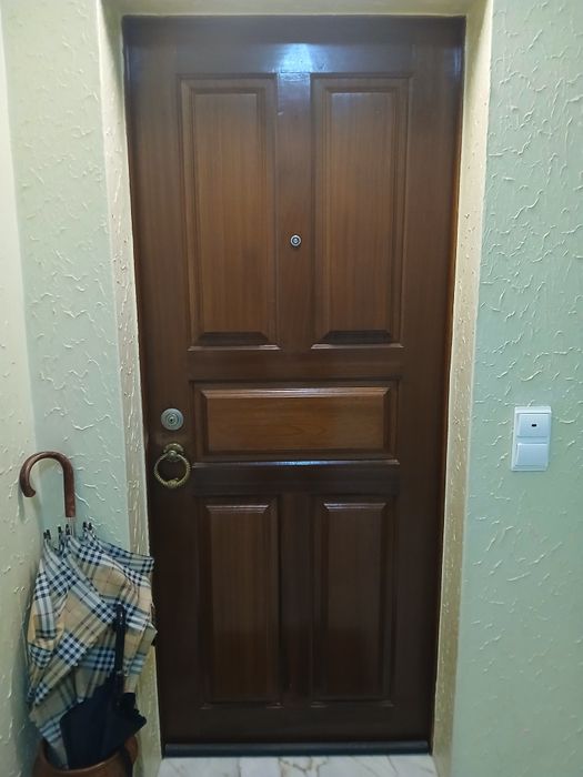 Porta de Apartamento em Mogno