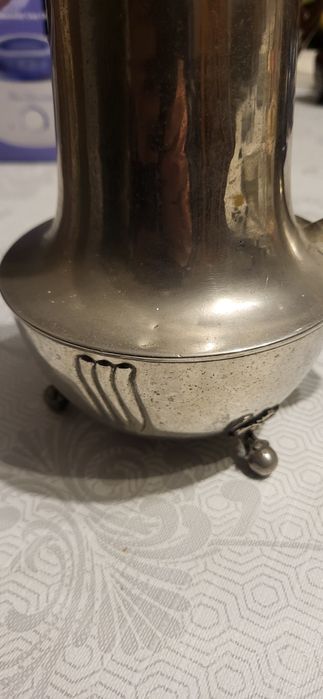 Stary metalowy dzbanuszek sygnowany z wyrwanym uchwytem