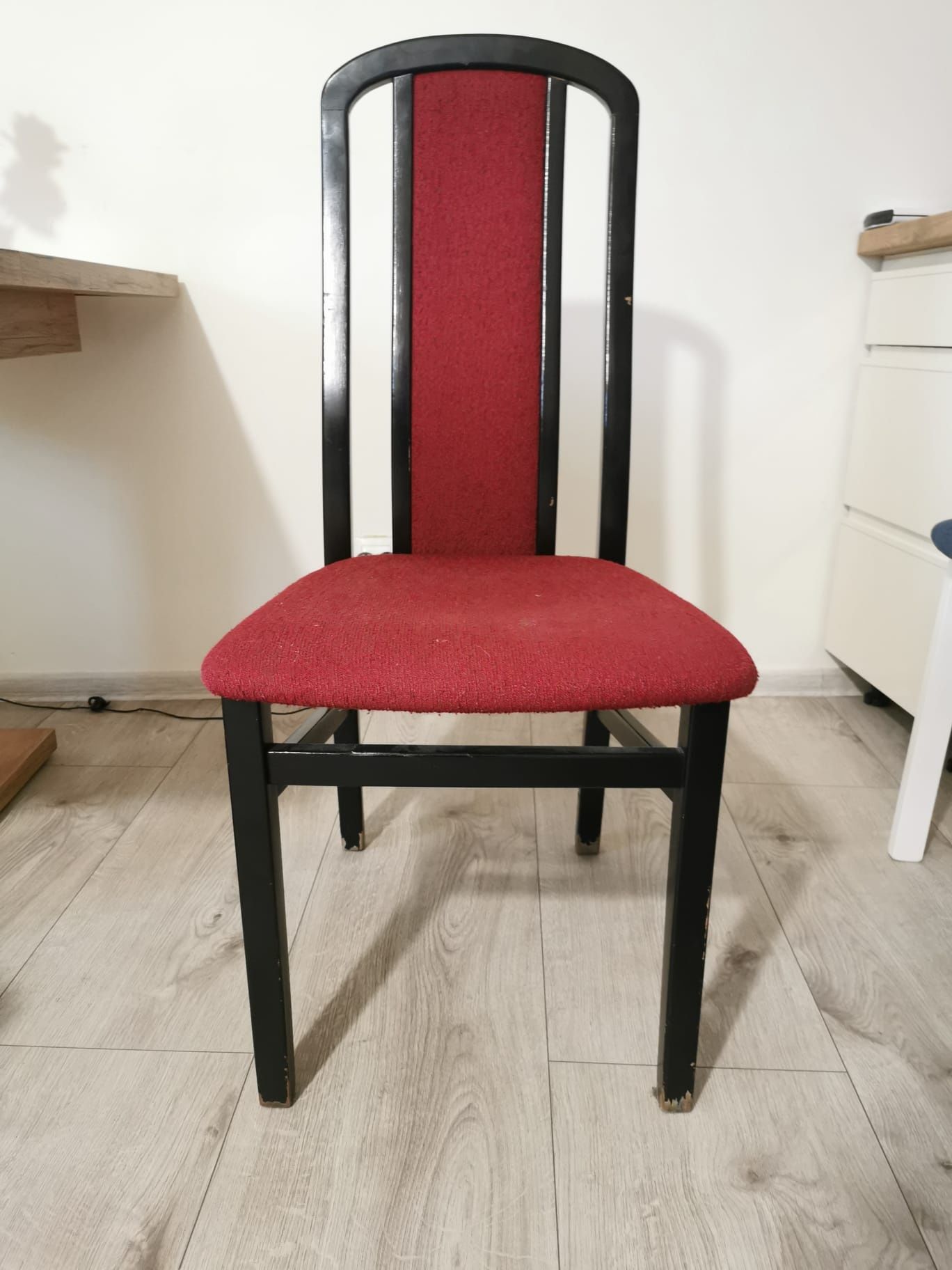 Piękne klasyczne bordowe krzesła