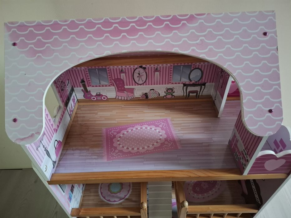 Drewniany domek dla lalek