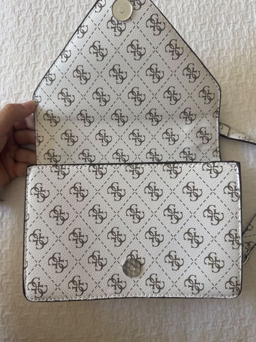Mala guess branca e prateada