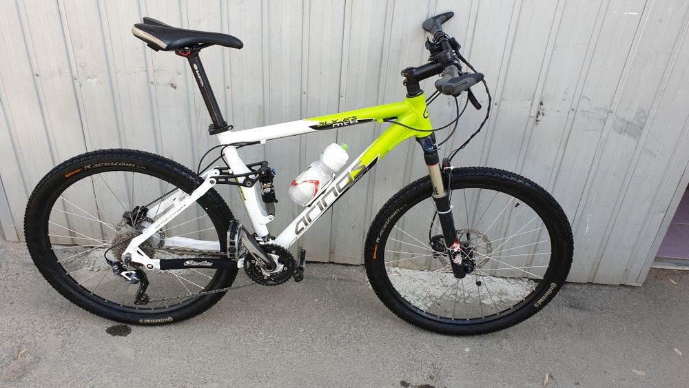 Двопідвіс, обладнання Shimano SLX,  вилка Rock Shox Reba
