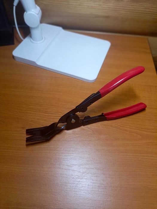 Інструмент для видалення автомобільних обшивок з важким кріпленням