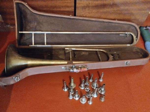 Тромбон с клеймом и коллекция мундштуков