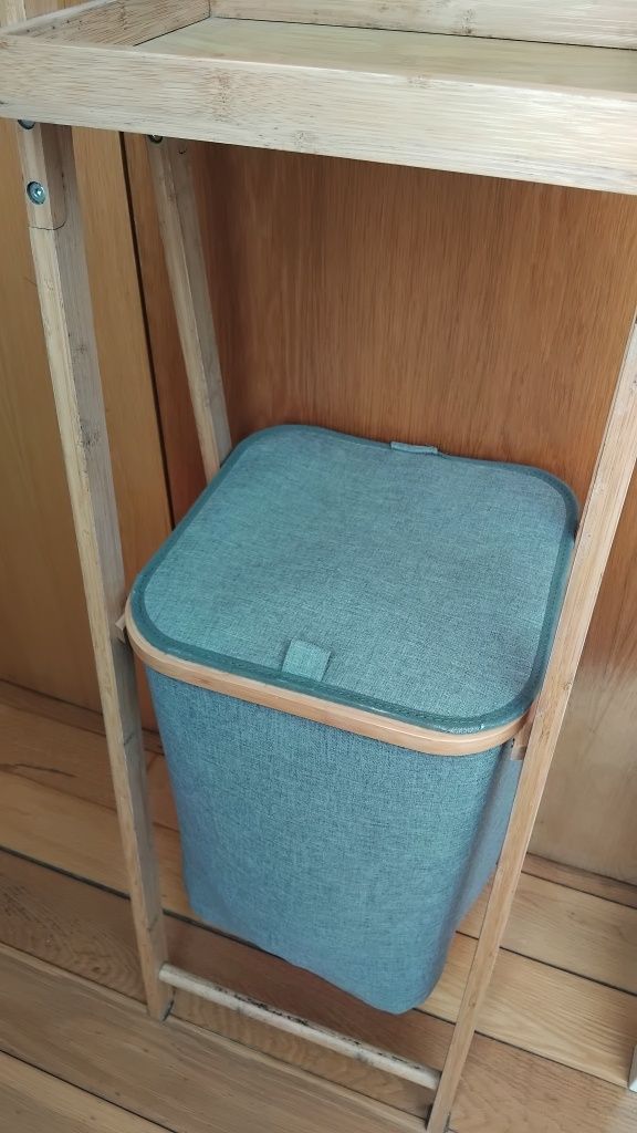 Estante com cesto roupa