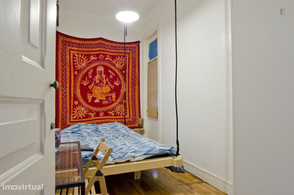 74 - Quarto com cama de casal em apartamento...