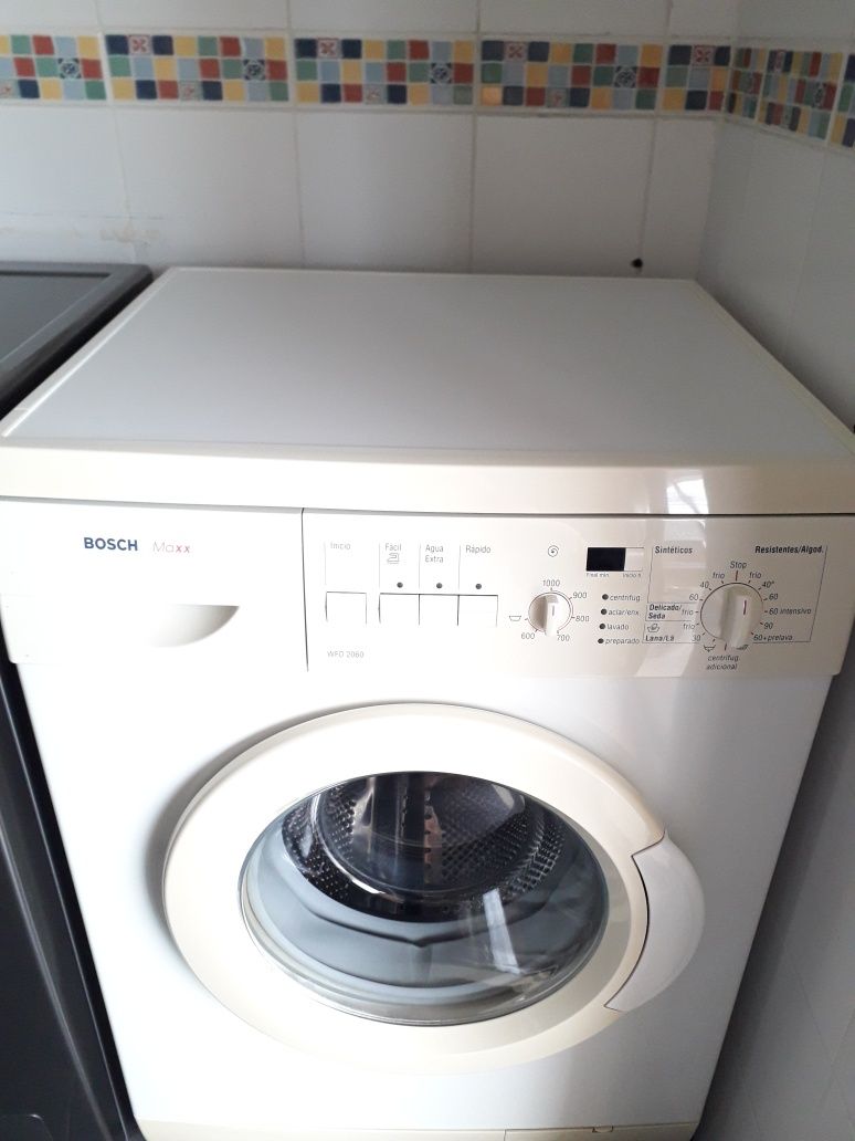 Máquina de lavar roupa Bosch usada com avaria