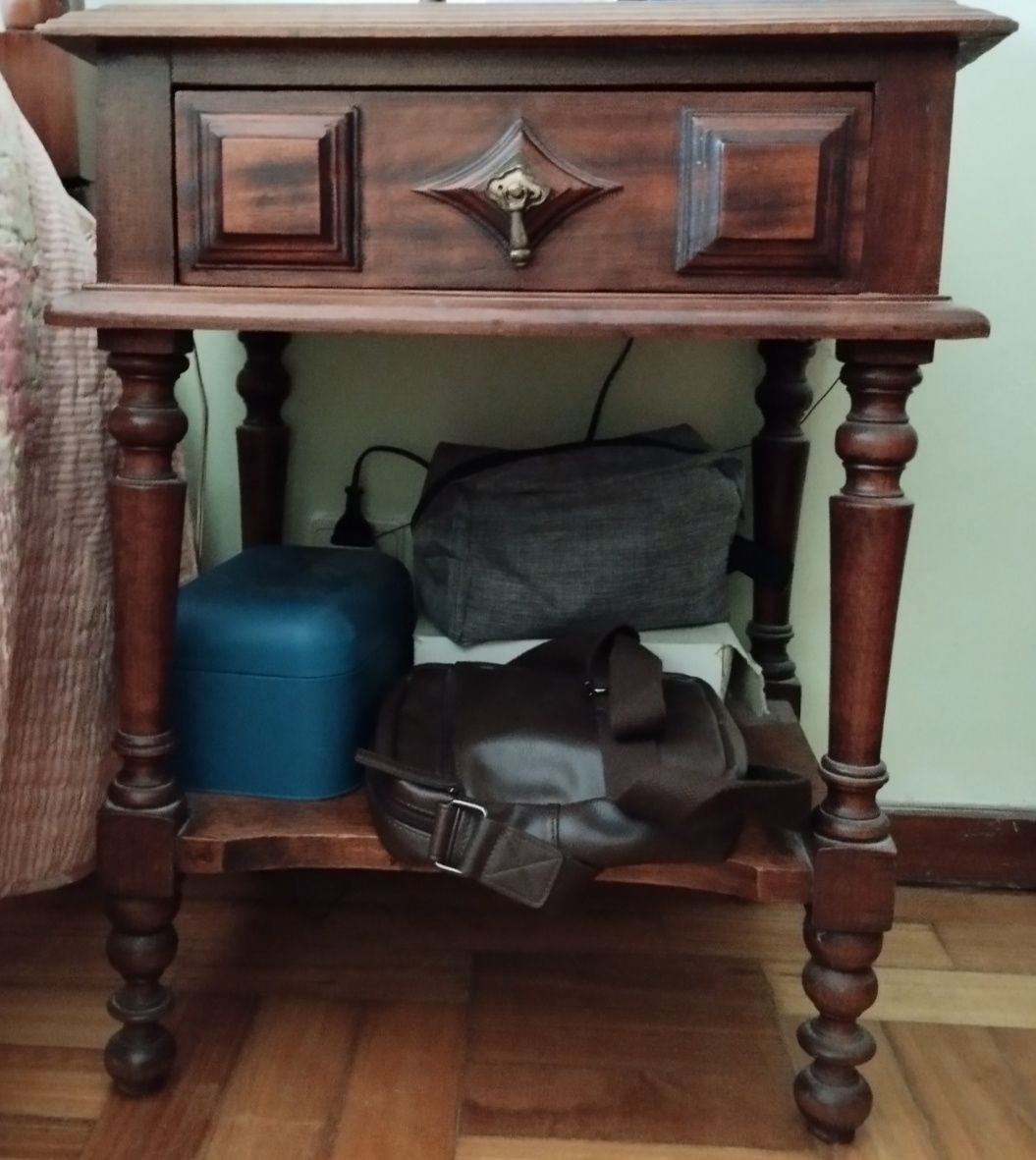 Cama, cómoda e mesinhas cabeceira madeira maciça