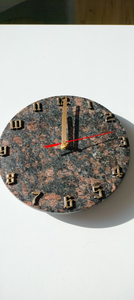 Zegar ścienny z kamienia