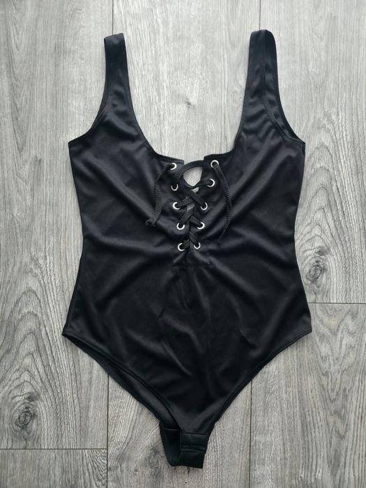 Body na ramiączkach z wiązanym sznurowanym dekoldem i głębokim wycięci