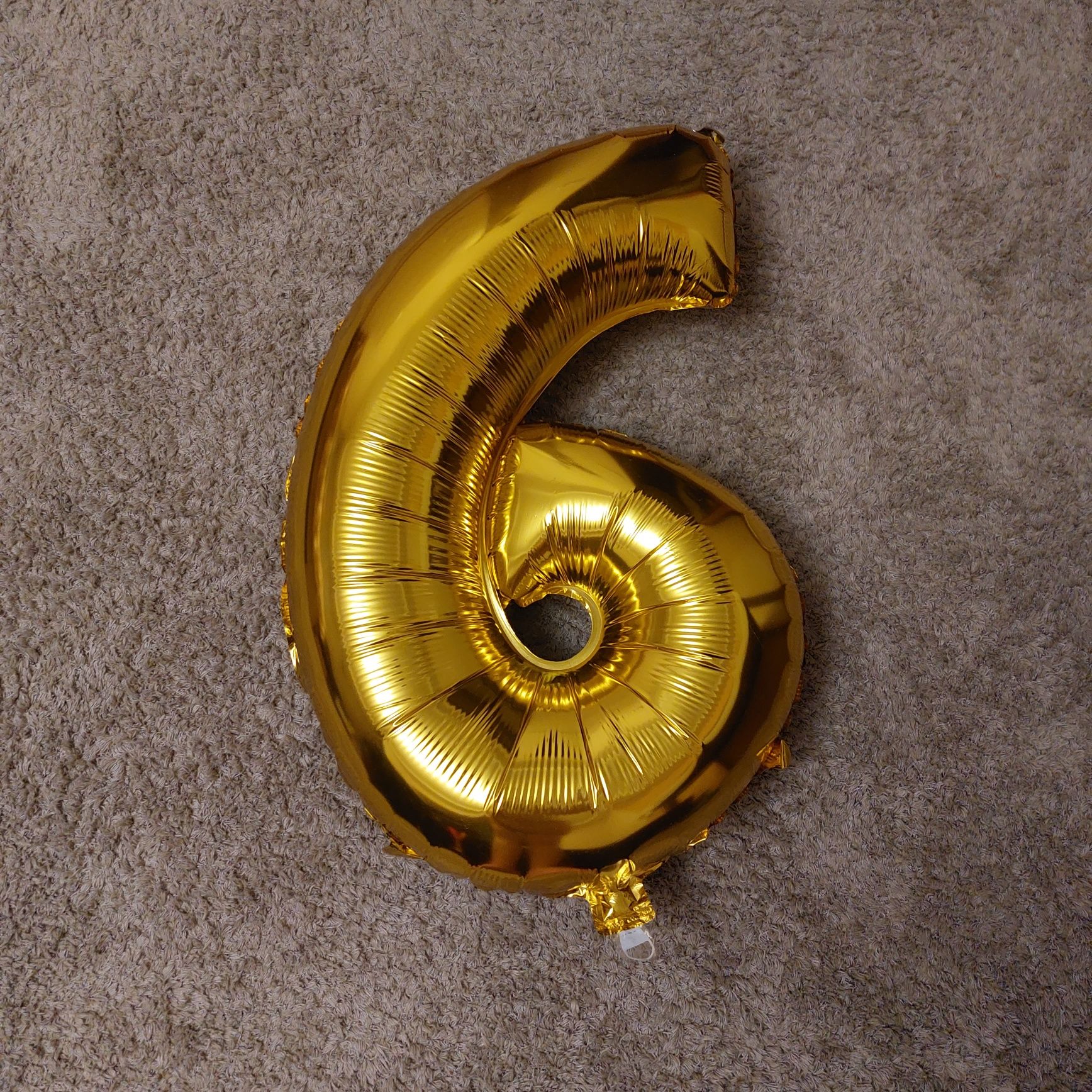 Нова кулька цифра 6 на свято.Колір золото.