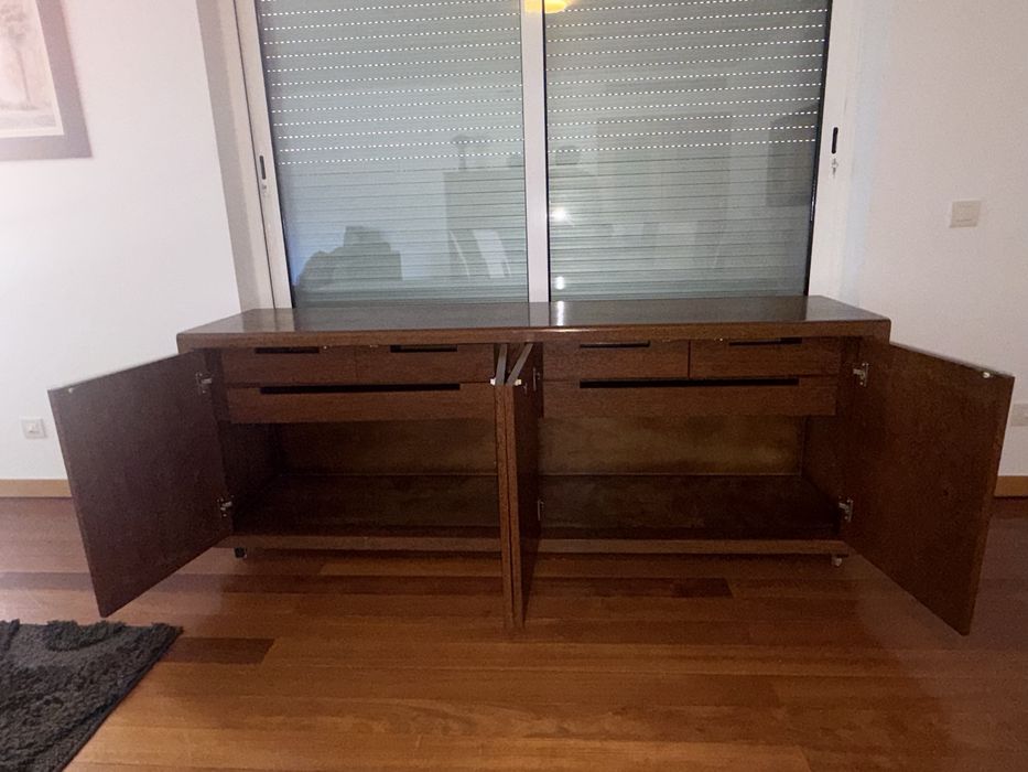 Móvel grande de madeira