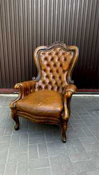 Кресло антикварное в натуральной коже, резное дерево, из Европы