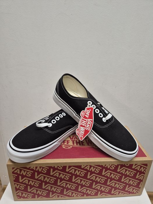 Nowe buty Vans Authentic – klasyczne czarne, z metką