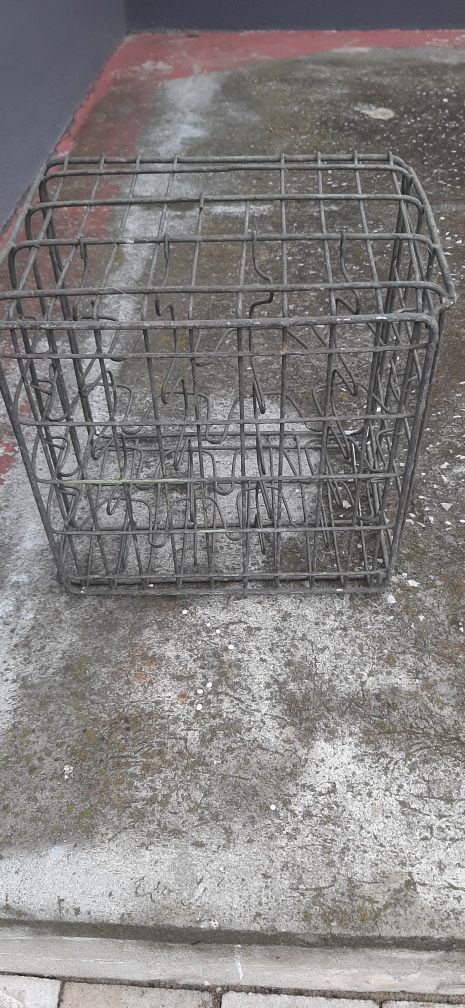 Sprzedam skrzynkę na butelki z mleka,oranżady,piwa antyk retro