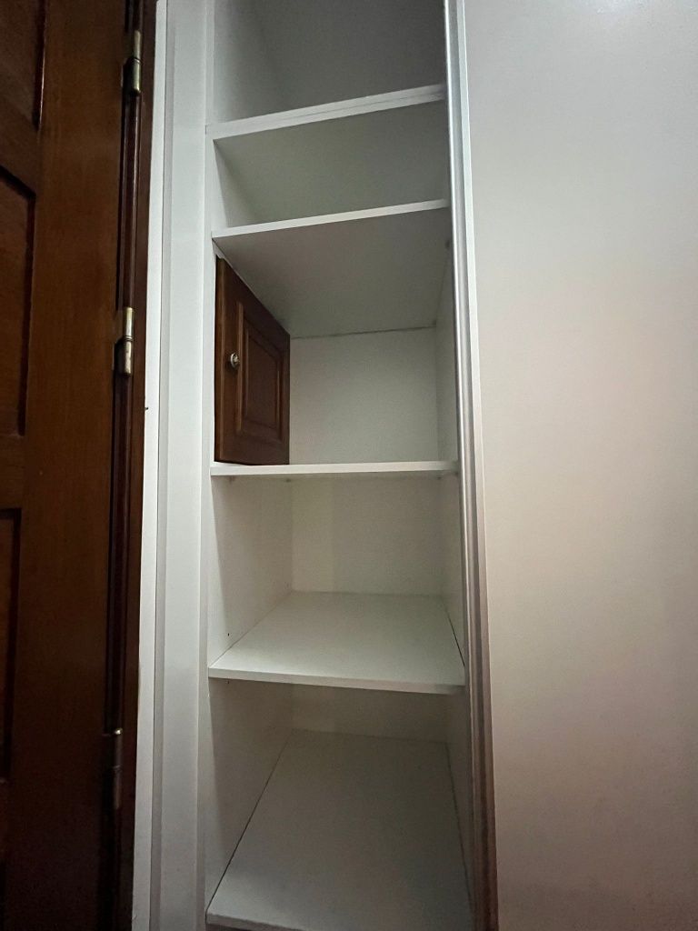 Alugo quarto a menina estudante