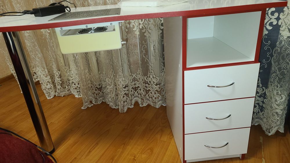 Стіл манікюрний з вбудованою витяжкою TERI 500.