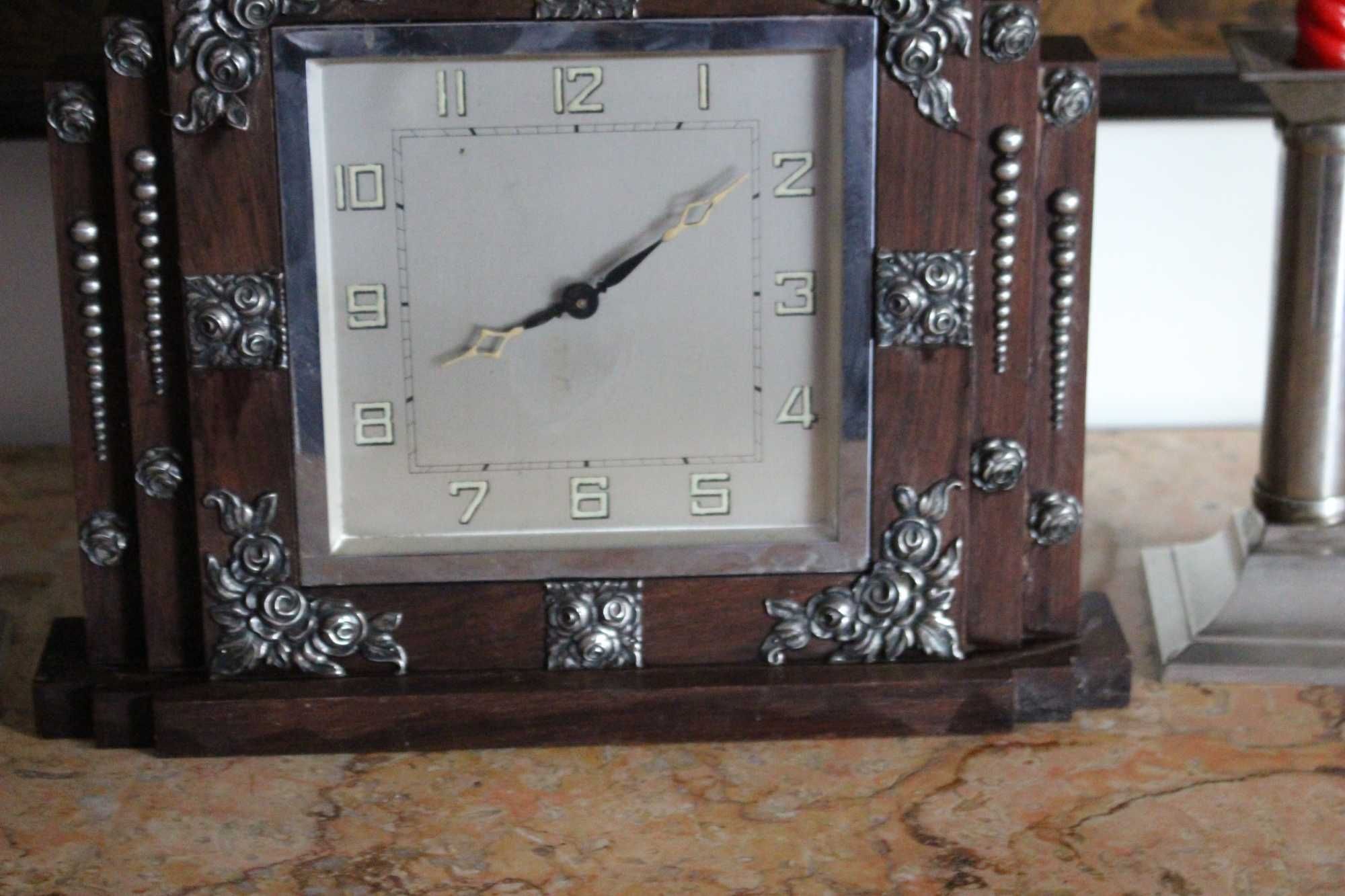 Grande relógio de mesa Arte Deco com aplicações em prata