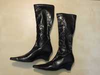 Botas pretas de salto em cunha