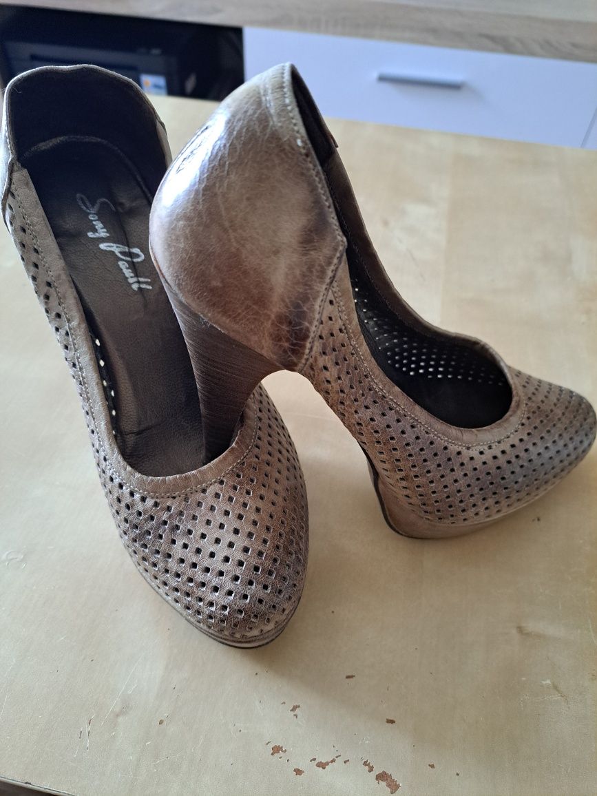 Sapatos de salto alto