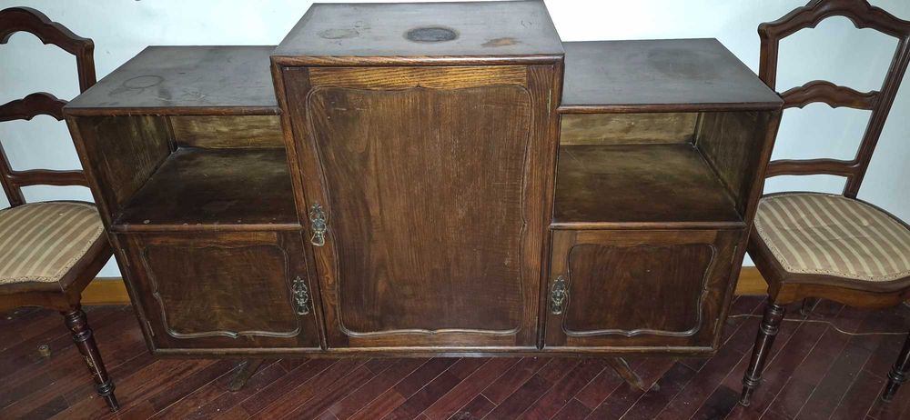 Móvel e duas cadeira antigos para hall de entrada