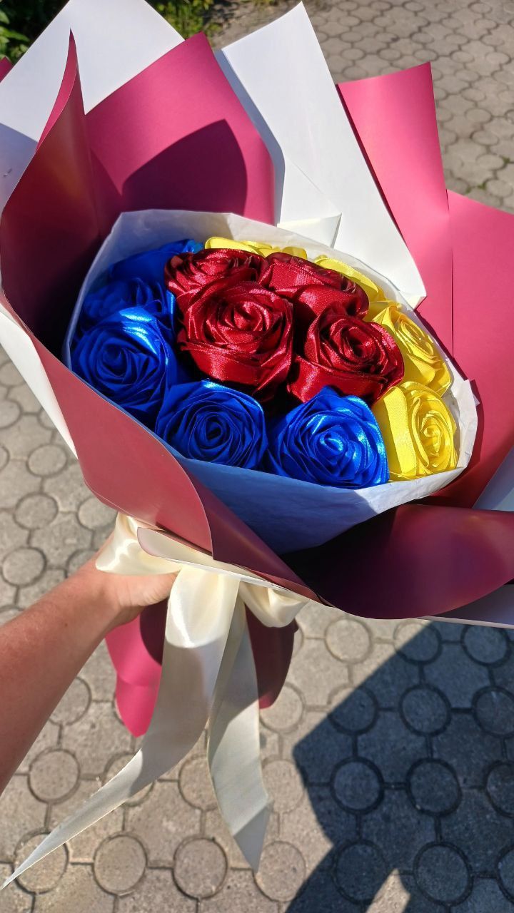 Букет роз из атласных лент.