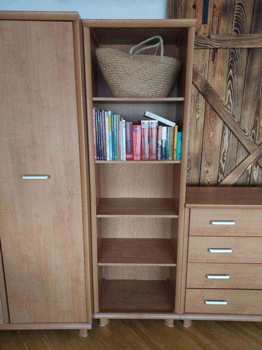Sprzedam komplet mebli(szafa2drzwiowa,szafka,komoda)