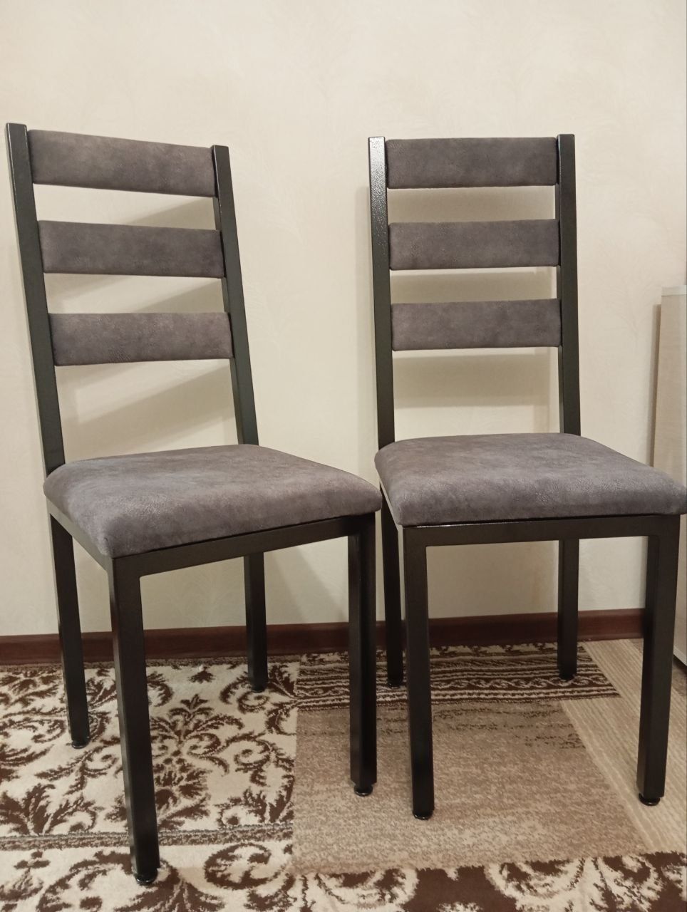 Продам металеві стільці
