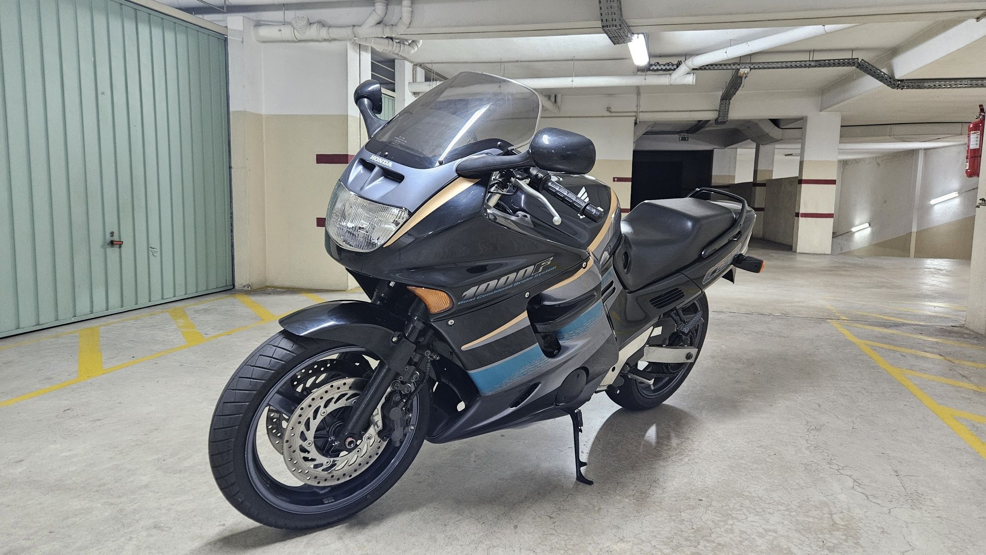 Honda CBR 1000F Troca