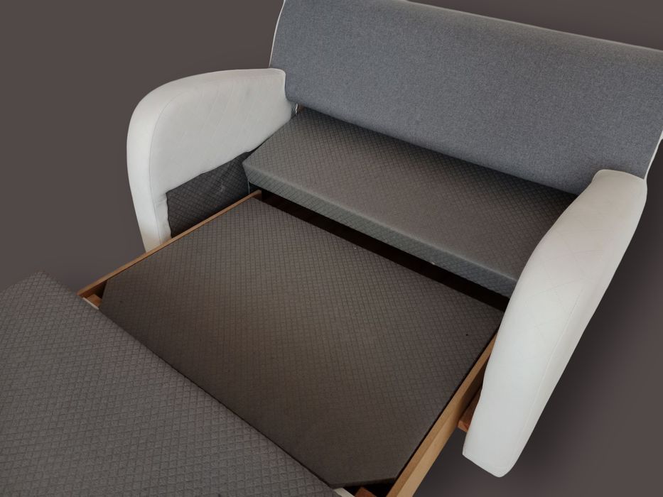 Szaro-biała rozkładana sofa