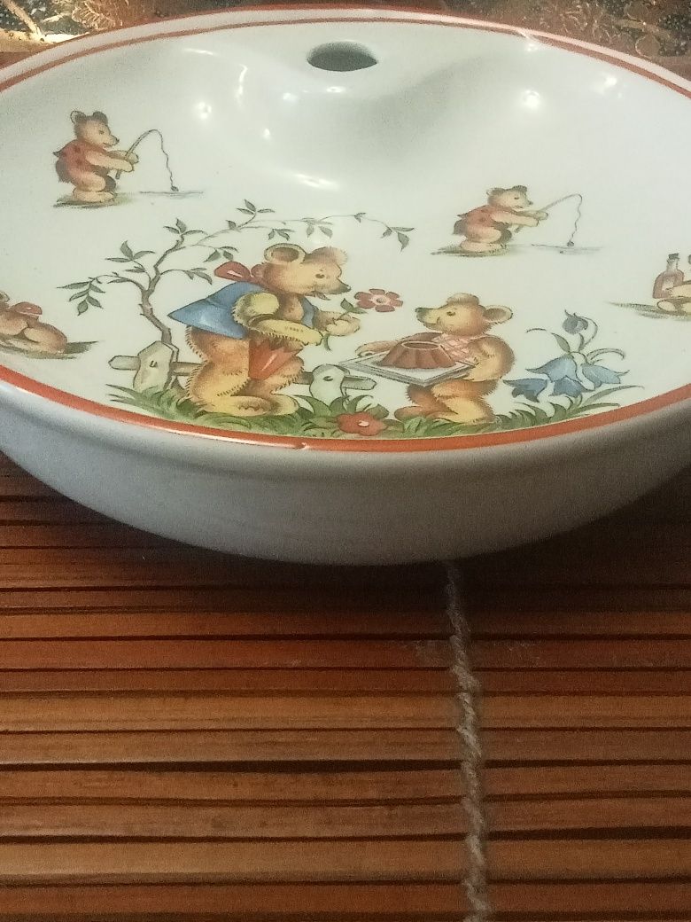 Belo prato de porcelana infantil