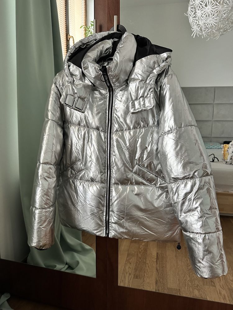 MOHITO Metaliczna pikowana kurtka srebrna 40 L z kapturem
