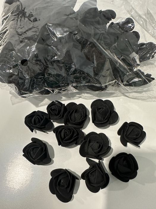 Mini rosas artificiais pretas