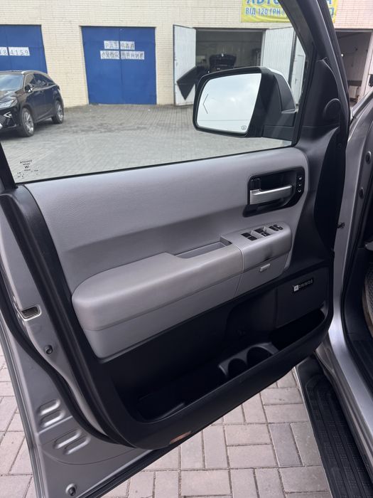 Toyota sequoia platinum