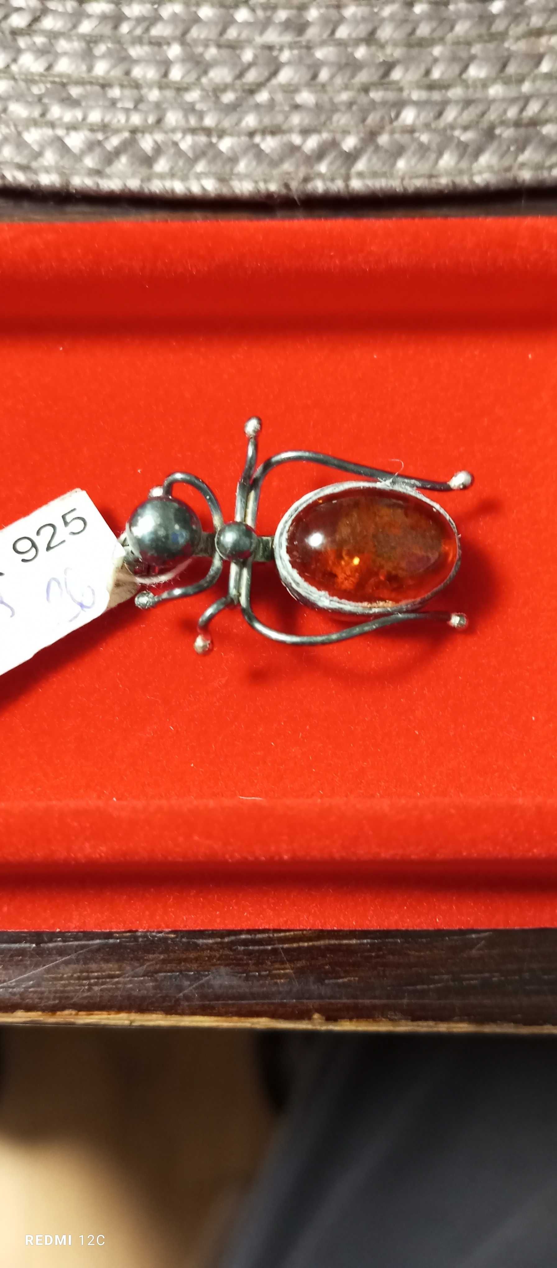 Sprzedam broszke srebrną z bursztynem pruba srebra 925.długosc 3cm.