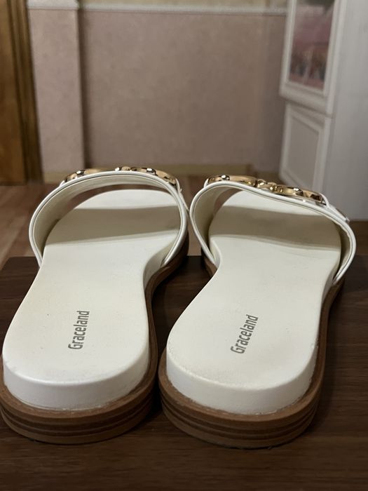 Шльопанці білі жіночі