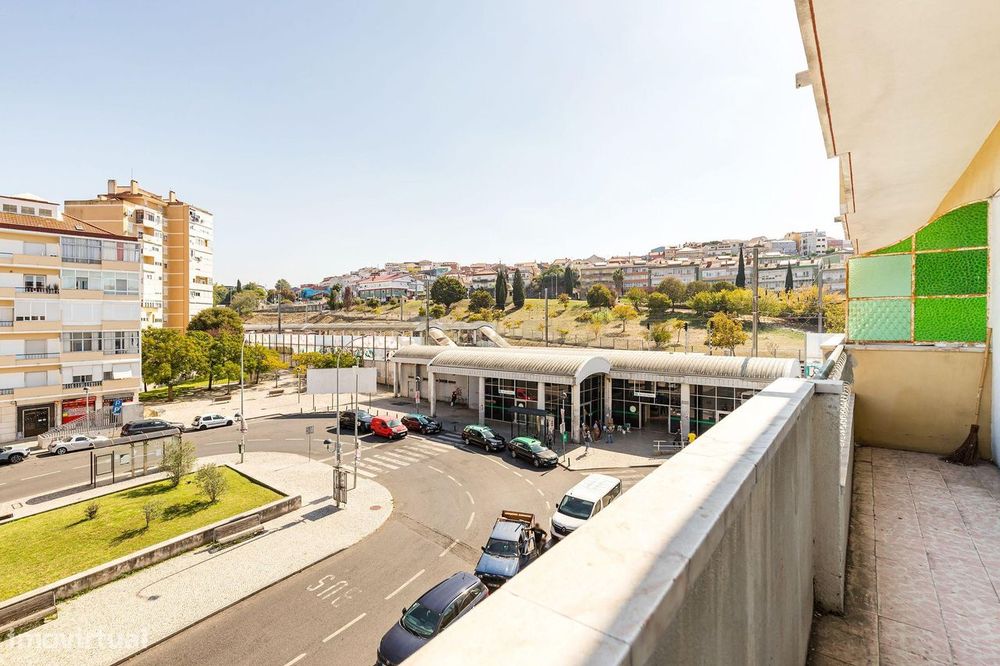 T2 com Varanda Generosa – Em Frente à Estação da Damaia! Oportunidade