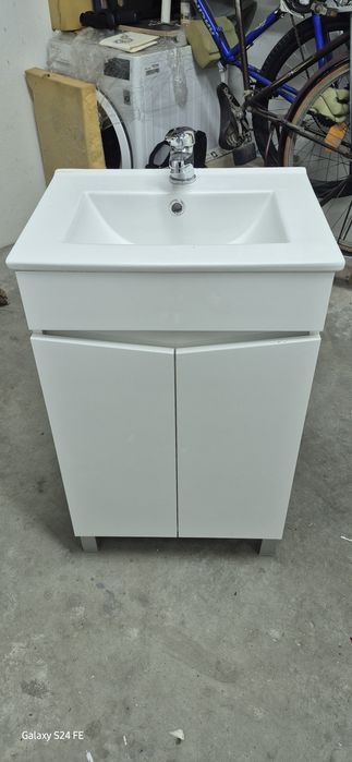 Lavatório com móvel e torneira
