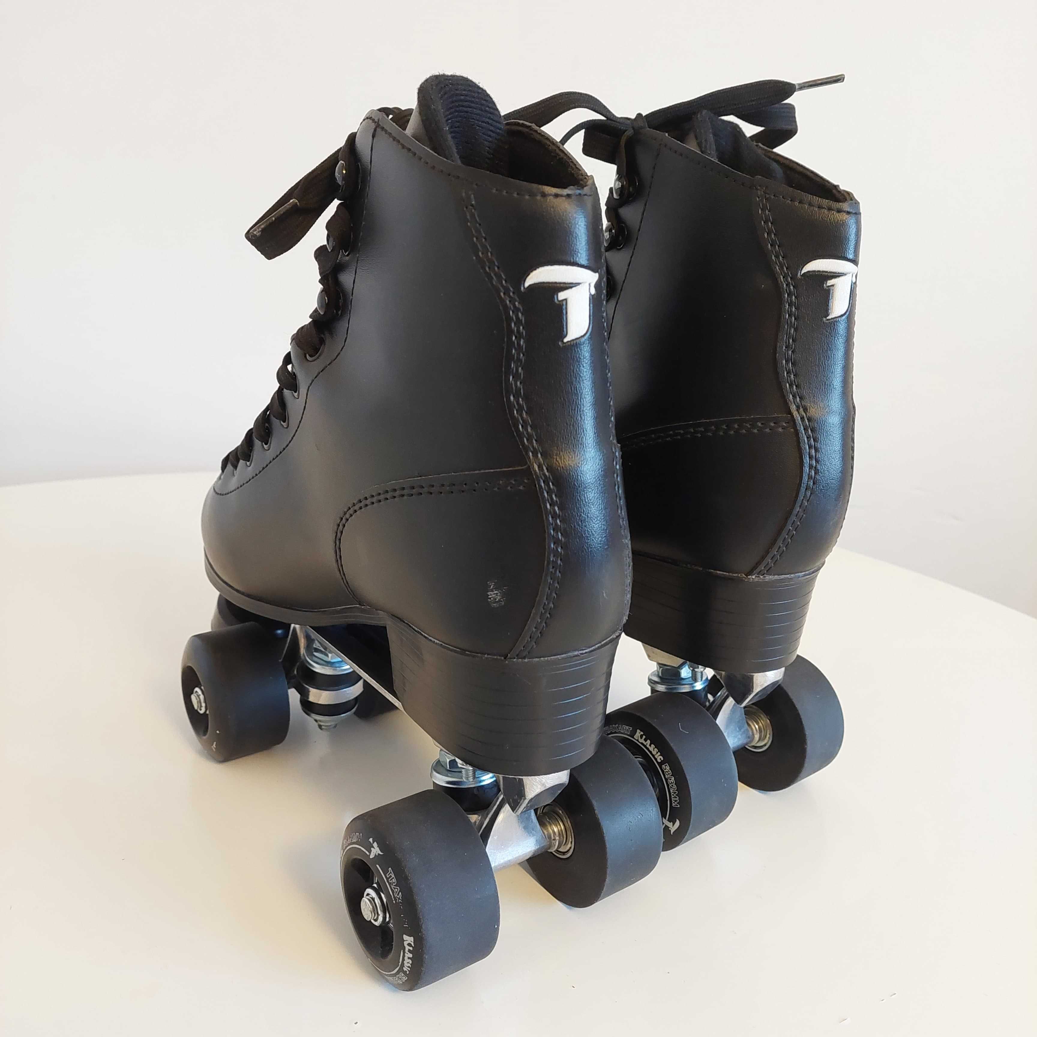 Patins de 4 Rodas adulto Quad Marca Traxart Klassic preto alumínio.