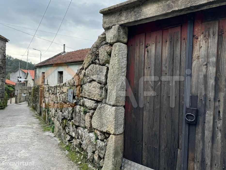 Casa toda em pedra no meio da natureza