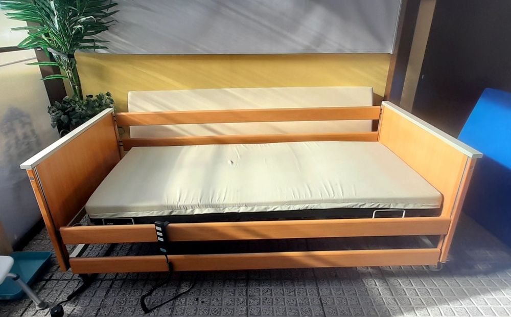 Cama articulada elétrica e elevatória hospitalar