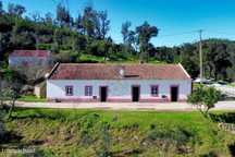 Moradia T2 , Restaurante e terreno com 13920 m2 em Monchique