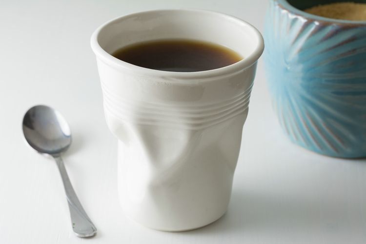 Porcelanowy zgnieciony kubek ILUZJA 290 ml