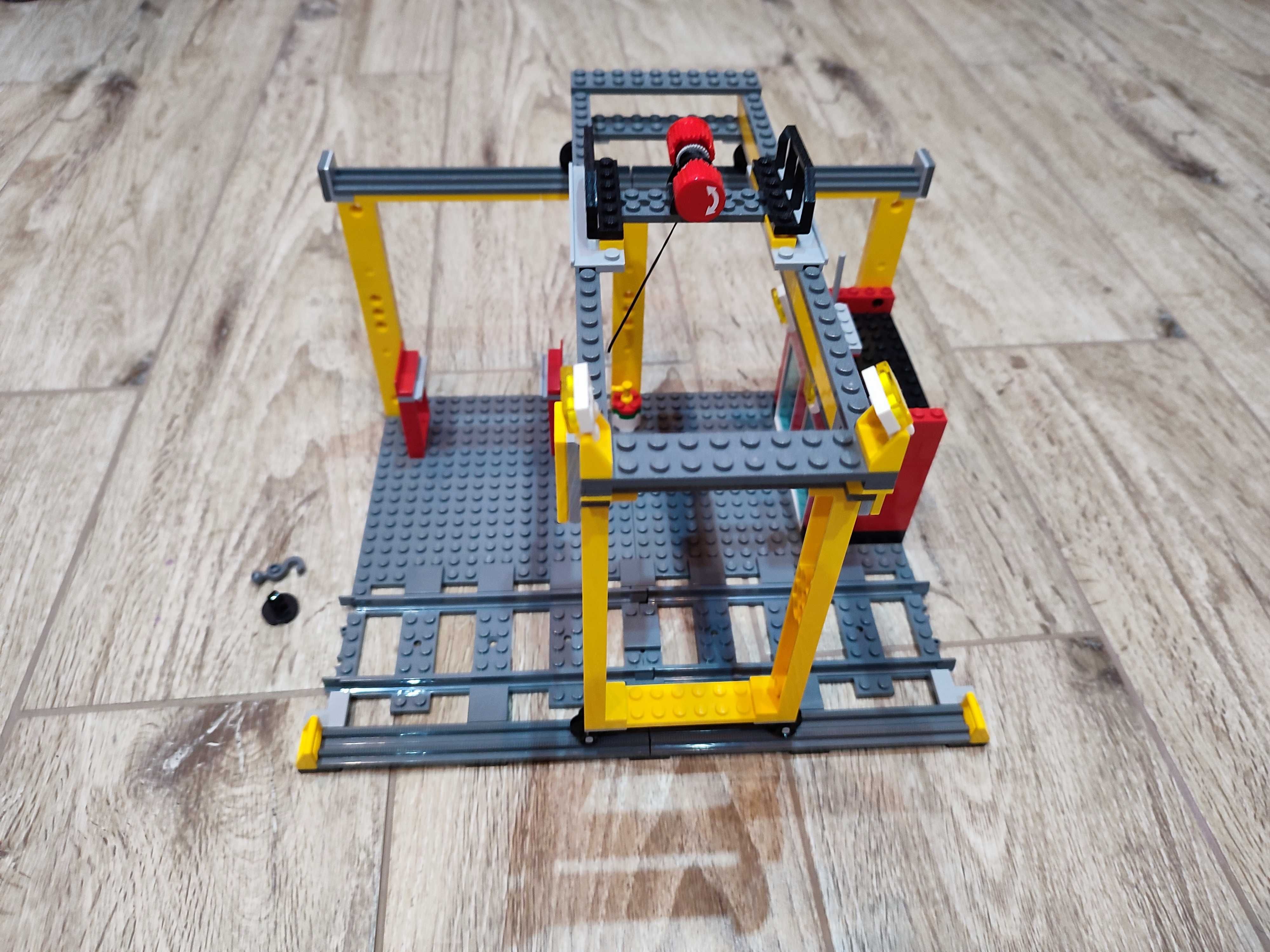 LEGO 60052 Pociąg Towarowy - dźwig z suwnicą.